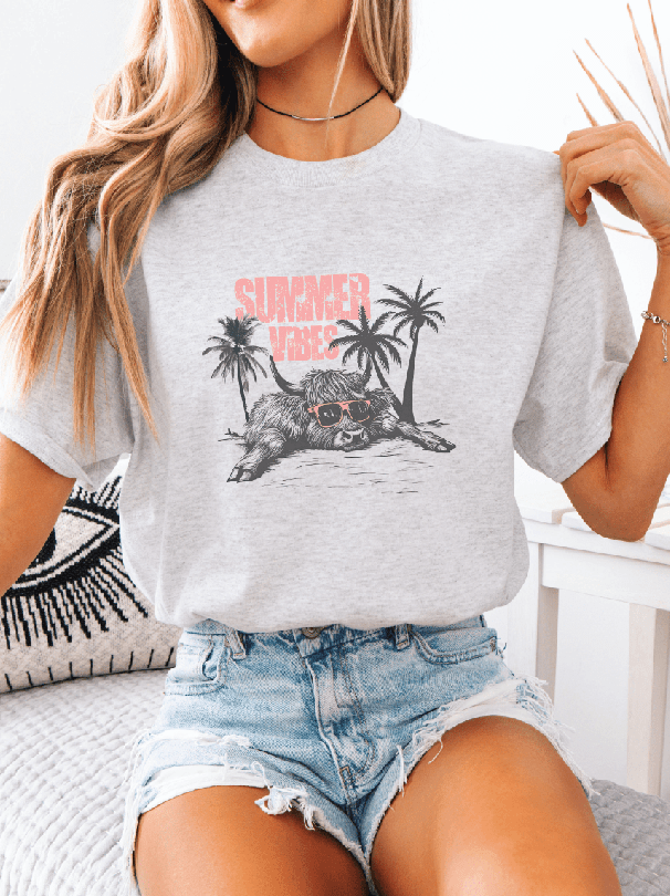 Summer Vibes Highland Cow Cute Women's Graphic T-Shirt - Foxy’s