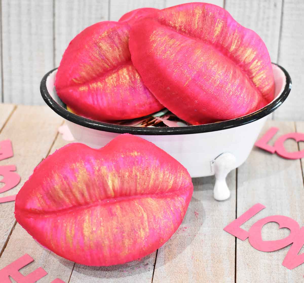Pucker Up Bath Bomb - Foxy’s