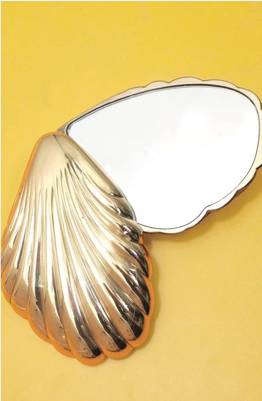 HIGH-SHINE SCALLOP SHELL COMPACT MIRROR - Foxy’s
