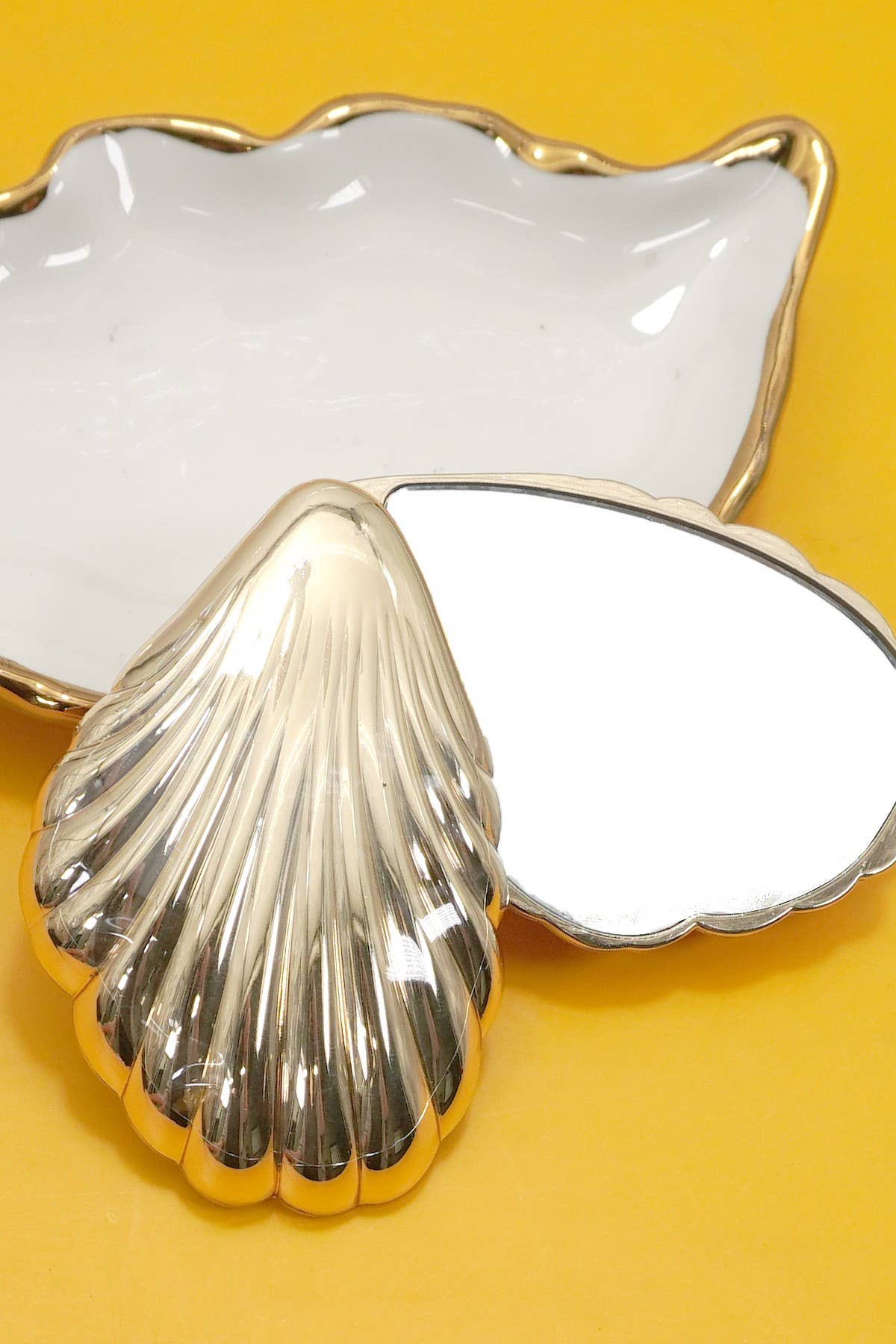 HIGH-SHINE SCALLOP SHELL COMPACT MIRROR - Foxy’s