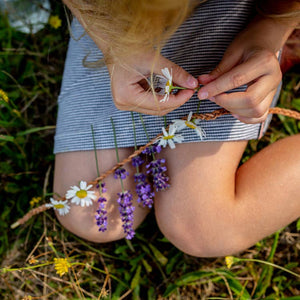 Huckleberry Make Your Own Fresh Flower Necklace