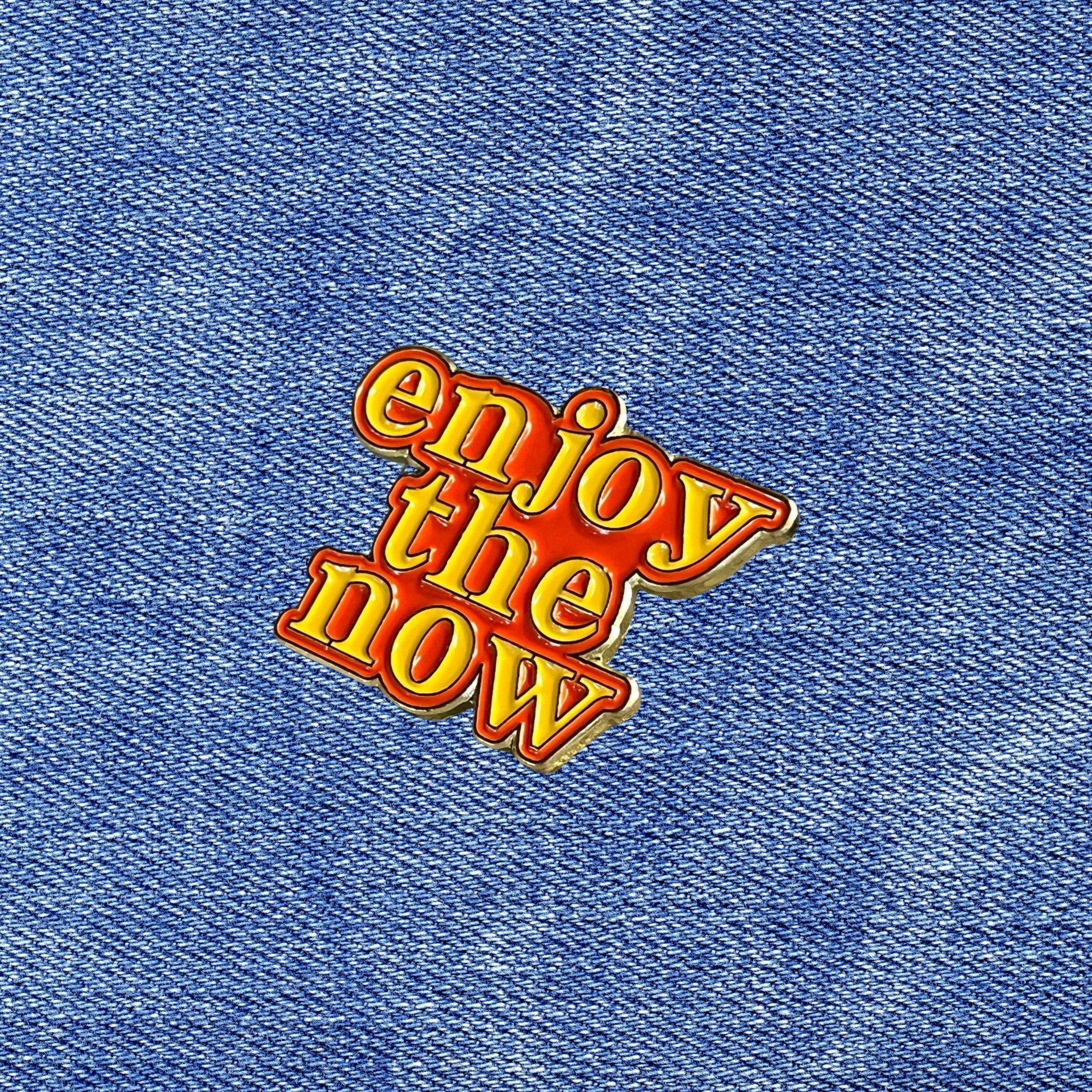 Retro "Enjoy the Now" Enamel Pin – Bold Positivity Badge - Foxy’s