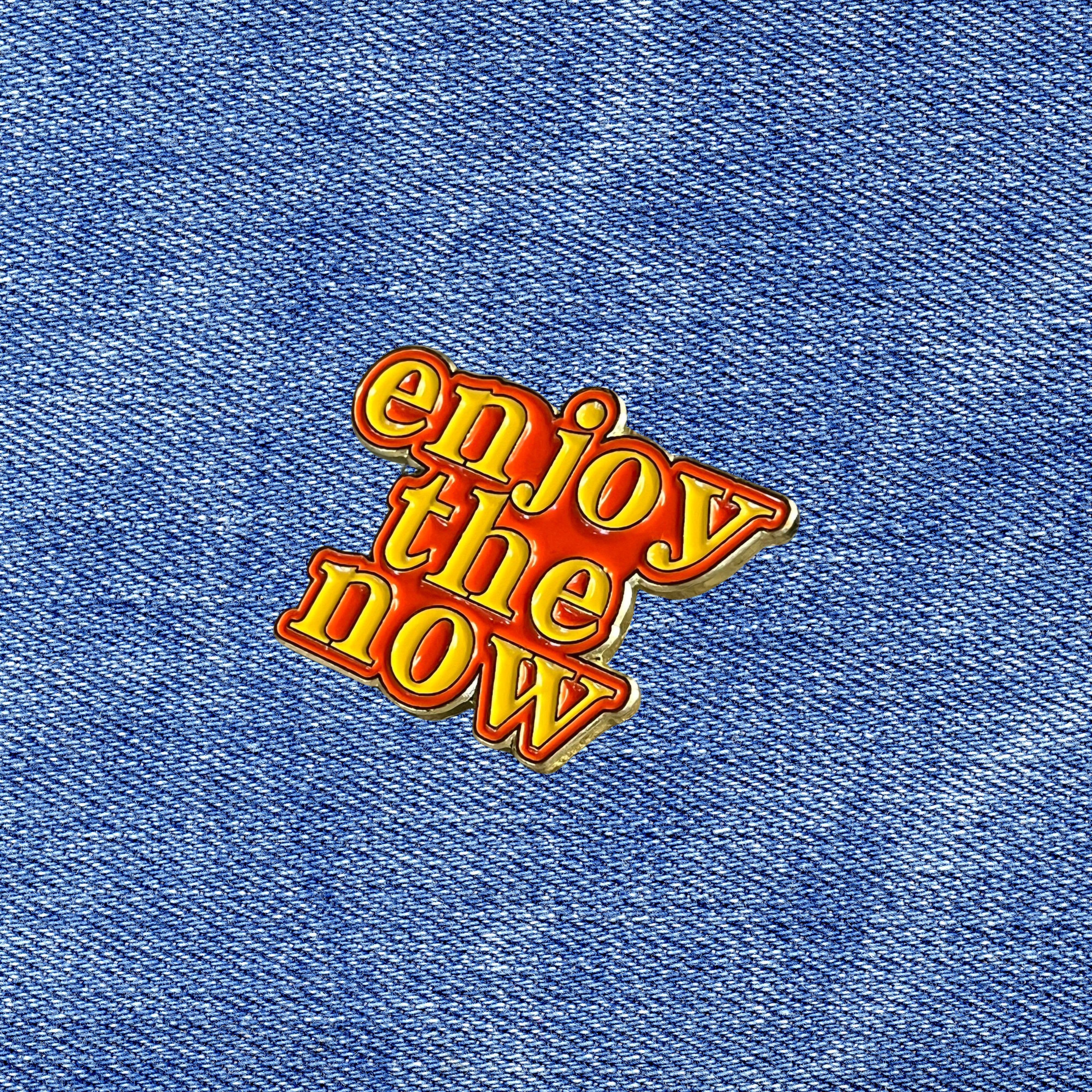 Retro "Enjoy the Now" Enamel Pin – Bold Positivity Badge