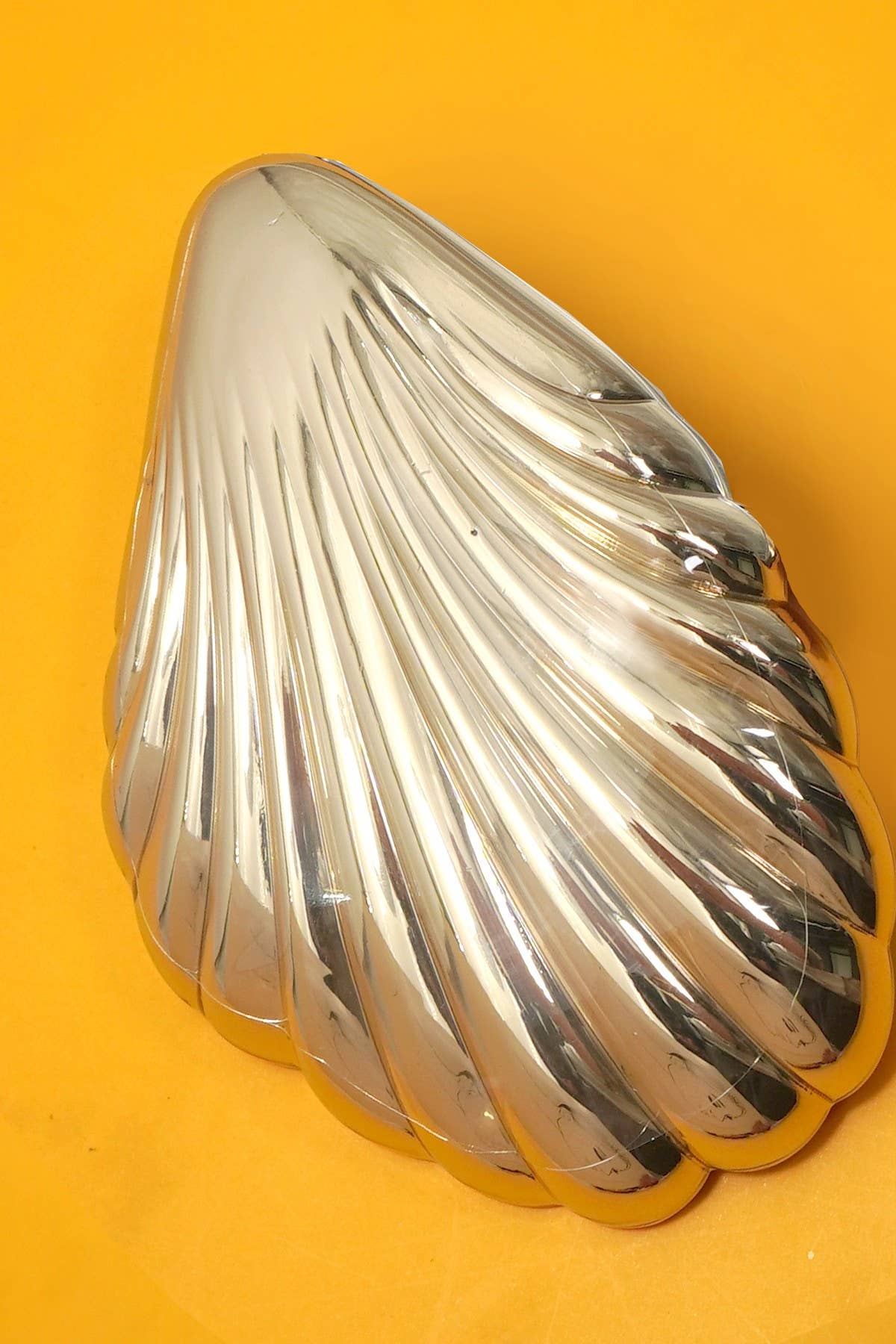 HIGH-SHINE SCALLOP SHELL COMPACT MIRROR - Foxy’s